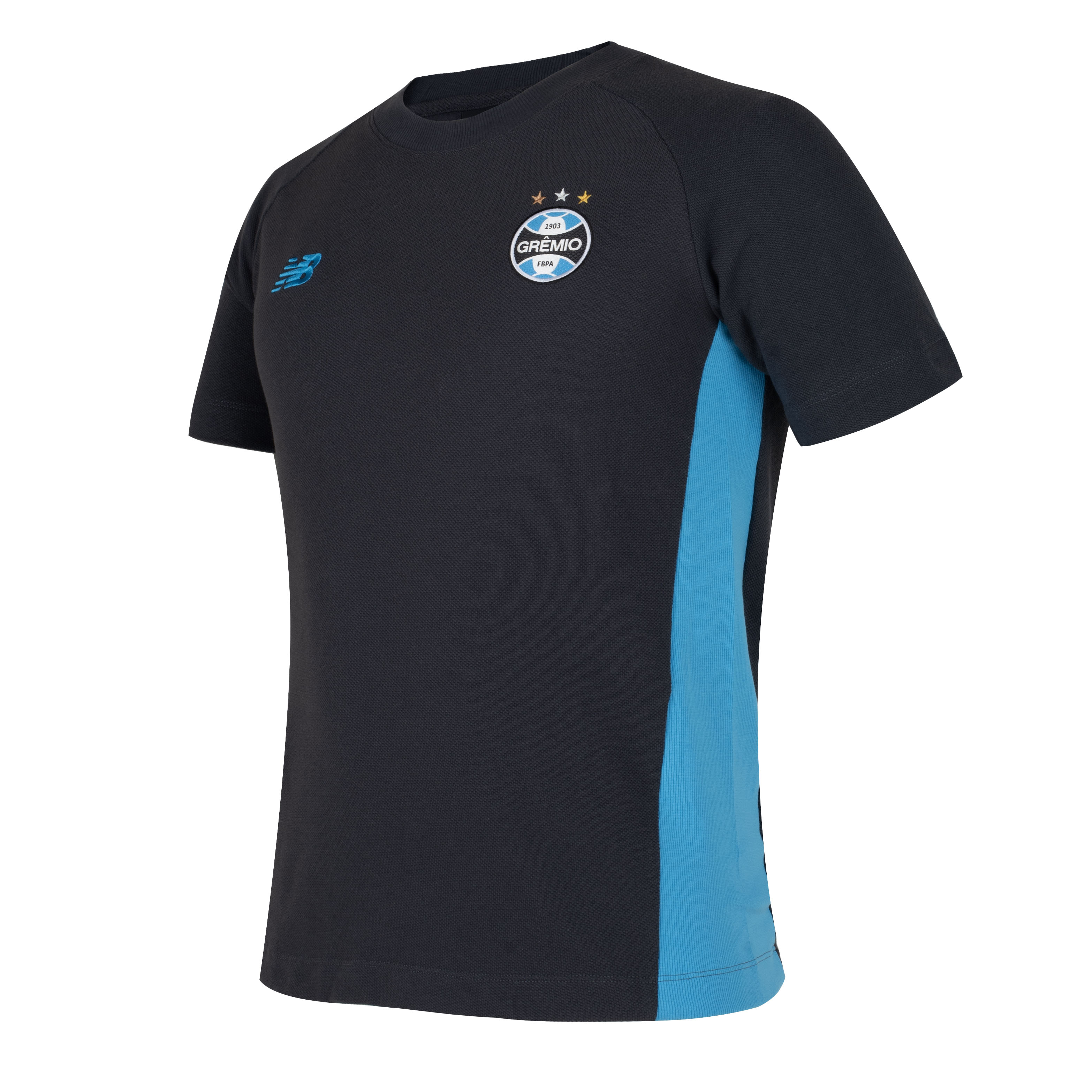 Vista lateral da camiseta masculina New Balance grafite mostrando detalhes do tecido e estampa